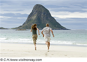 Paar am Strand der Insel Andøya, Norwegen