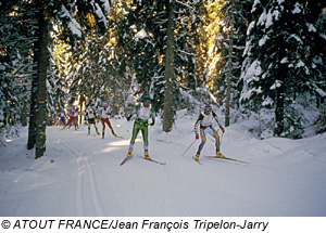 Langläufer im Skigebiet Monts Jura
